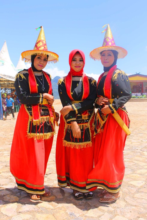 Gadis-gadis Kabaena dalam pakaian adat Taa'Combo & Enu -- photo@IQM